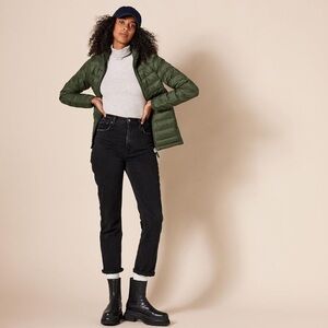 Amazon Essentials Lightweight Long-Sleeve Water-Resistant Packable Puffer Jacket